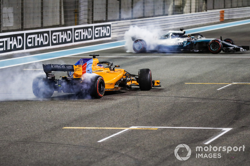 Fernando Alonso, McLaren MCL33, y Lewis Hamilton, Mercedes AMG F1 W09 EQ Power +, realizan donas después de la carrera