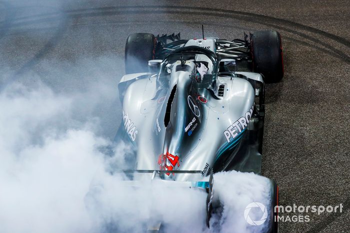 Ganador de la carrera Lewis Hamilton, Mercedes AMG F1 W09 EQ Power+, celebra haciendo donas