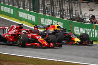 Max Verstappen, Red Bull Racing RB14, overtakes Sebastian Vettel, Ferrari SF71H.