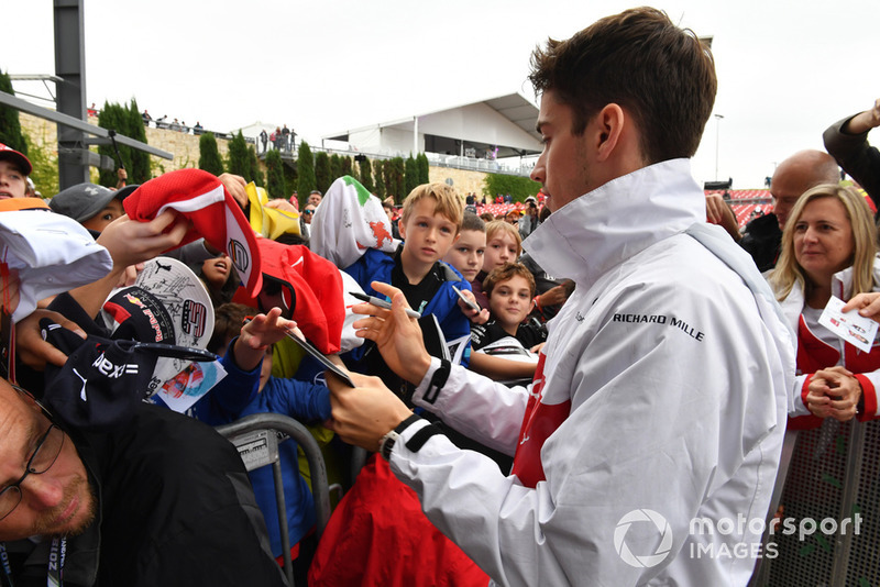 Charles Leclerc, Sauber, firma autografi ai tifosi
