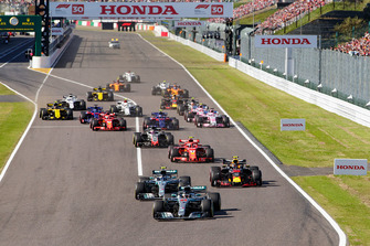Lewis Hamilton, Mercedes AMG F1 W09 EQ Power+, leads Valtteri Bottas, Mercedes AMG F1 W09 EQ Power+, Max Verstappen, Red Bull Racing RB14, Kimi Raikkonen, Ferrari SF71H, Romain Grosjean, Haas F1 Team VF-18, Sebastian Vettel, Ferrari SF71H, and the rest of the field at the start of the race