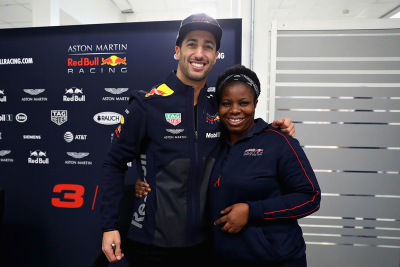 Daniel Ricciardo, Red Bull Racing, posa per una foto con un membro del team Red Bull Racing