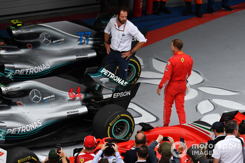 Matteo Bonciani, délégué médias de la FIA et Sebastian Vettel, Ferrari dans le Parc Fermé avec une Mercedes-AMG F1 W09