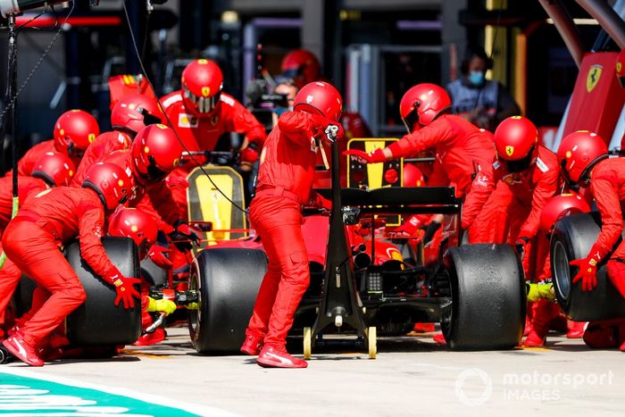 Sebastian Vettel, Ferrari SF1000, en pits