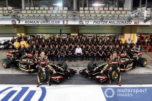 Romain Grosjean, Lotus F1 y Pastor Maldonado, Lotus con el equipo Lotus para una foto de grupo