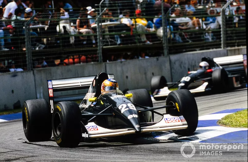 Karl Wendlinger, Sauber C12, leads JJ Lehto, Sauber C12