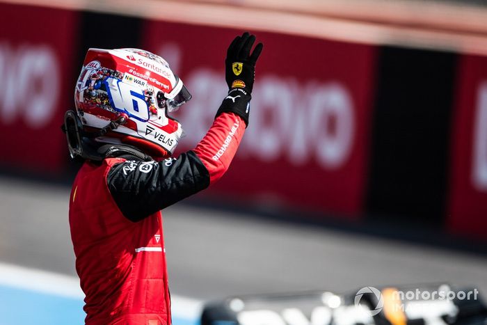 Ganador de la pole, Charles Leclerc, de Ferrari, saluda desde la parrilla tras la clasificación