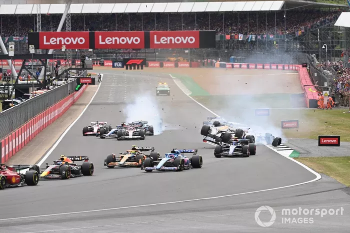 Un choque que involucra a George Russell, Mercedes W13, Zhou Guanyu, Alfa Romeo C42, Alex Albon, Williams FW44, Esteban Ocon, Alpine A522, Yuki Tsunoda, AlphaTauri AT03, se desarrolla en la salida