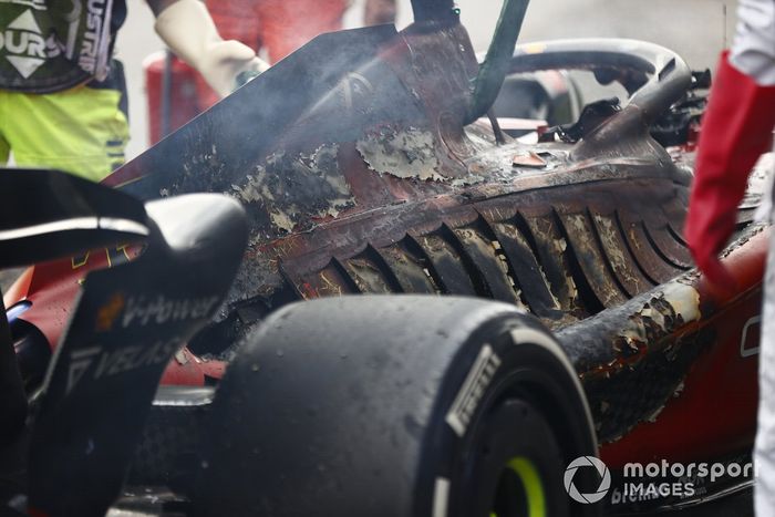 El coche quemado de Carlos Sainz, Ferrari F1-75, tras un incendio que provoca su retirada