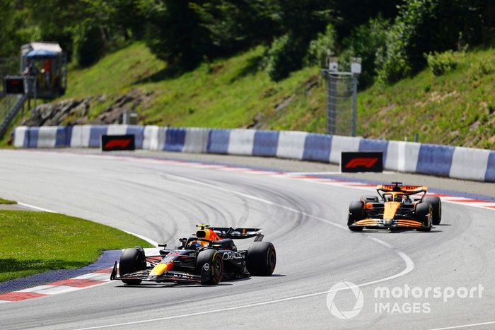 Sergio Pérez, Red Bull Racing RB20, Oscar Piastri, McLaren MCL38