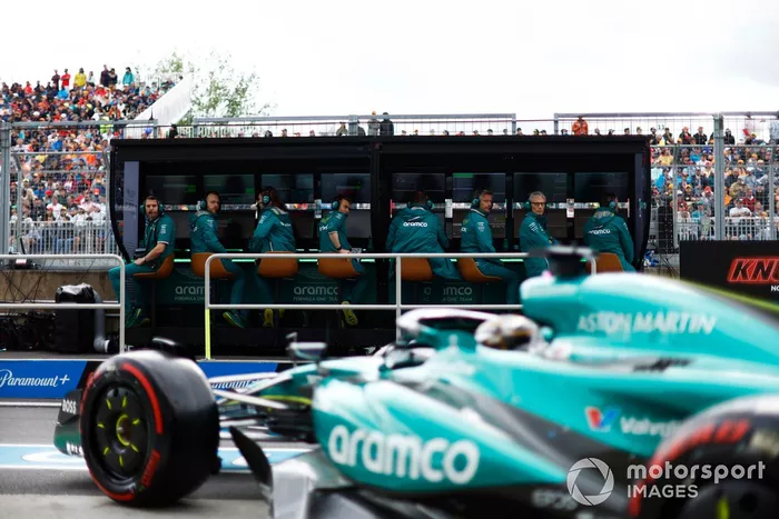 El equipo del muro de boxes de Aston Martin observa cómo Lance Stroll, Aston Martin AMR24, sale del garaje.