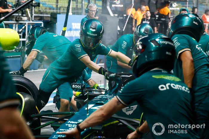 El equipo de boxes de Aston Martin practica sus paradas en boxes en el pit lane