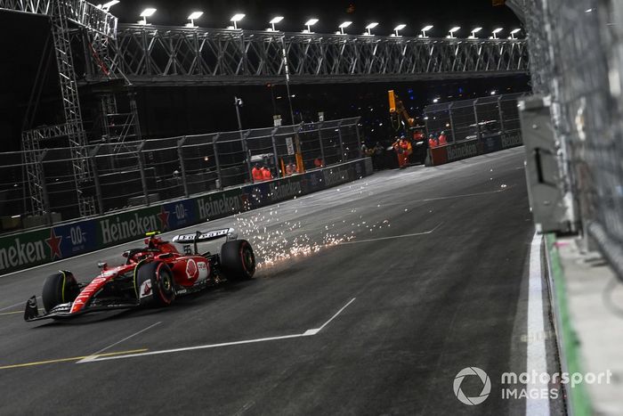 Carlos Sainz, Ferrari SF-23, hace saltar chispas