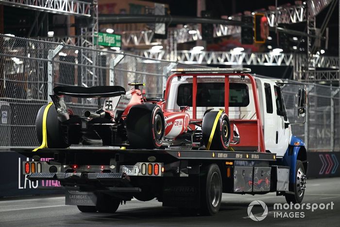 El coche de Carlos Sainz, Ferrari SF-23, es retirado tras chocar contra una tapa de alcantarilla