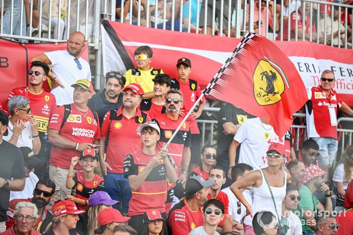 Aficionados de Ferrari en una tribuna