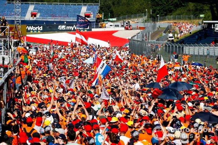Los aficionados holandeses de Max Verstappen irrumpen en la pista para celebrar la victoria de Max Verstappen, Red Bull Racing 
