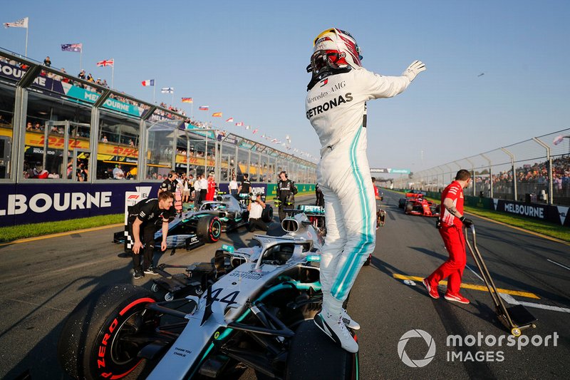 Le poleman Lewis Hamilton, Mercedes AMG F1 dans le Parc Fermé