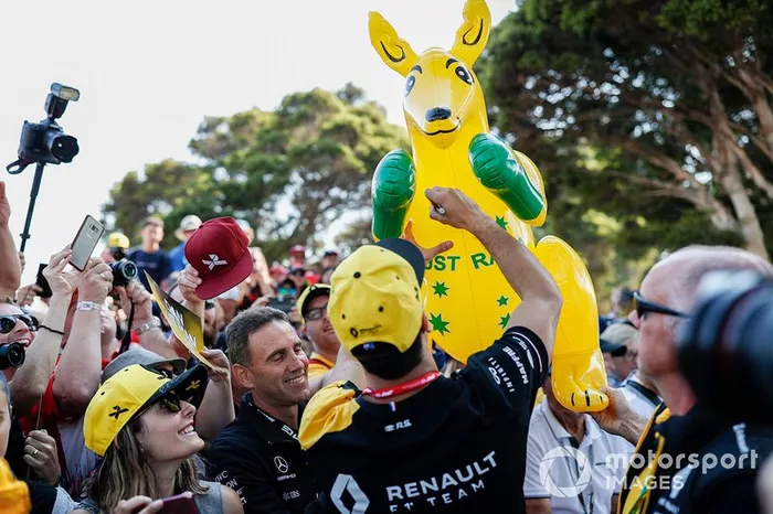 Daniel Ricciardo, Renault F1 Team imza dağıtıyor
