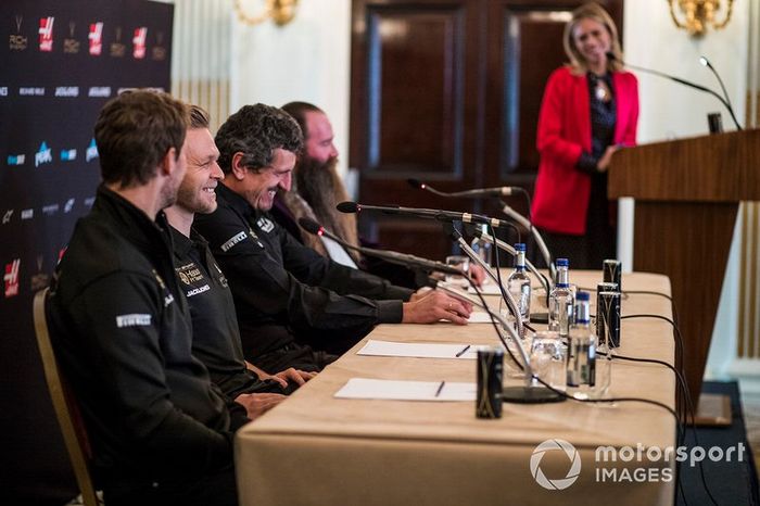 Romain Grosjean, Haas F1 Team, Kevin Magnussen, Haas F1 Team, Guenther Steiner, Team Principal, Haas F1 e William Storey, CEO Rich Energy, durante la conferenza stampa