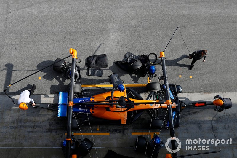 Lando Norris, McLaren MCL34 pit stop