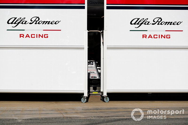 Paravento davanti al garage Alfa Romeo Racing