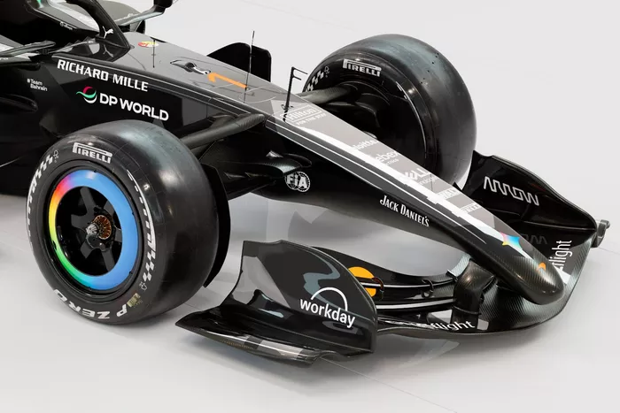 F1新時代も覇権を狙う！ 王者マクラーレン、テスト用ブラックカラーの