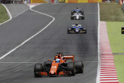 Fernando Alonso, McLaren MCL32, Pascal Wehrlein, Sauber C36-Ferrari