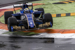 Temporada 2017 F1-italian-gp-2017-marcus-ericsson-sauber-c36-jumps-across-the-kerb