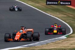 Fernando Alonso, McLaren MCL32, Daniel Ricciardo, Red Bull Racing RB13