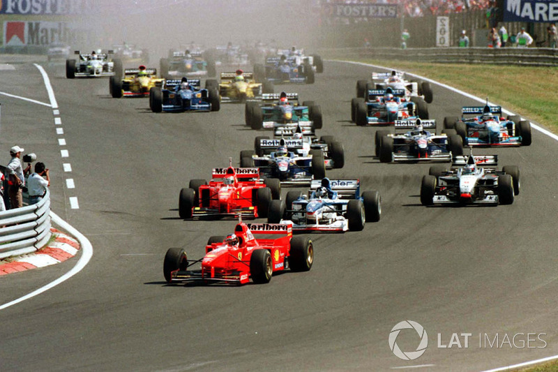 Старт: Міхаель Шумахер (Ferrari F310B) лідирує, Деймон Хілл (Arrows A18 Yamaha) - другий