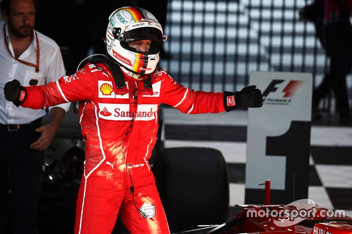 Vettel vibrou bastante com o triunfo. Desde 2013 o germânico não iniciava uma temporada na liderança do campeonato.