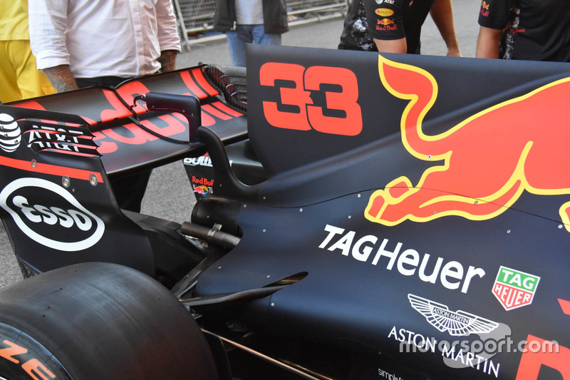Red Bull Racing RB13, aleta de tiburón y alerón trasero