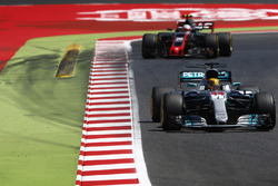 Lewis Hamilton, Mercedes AMG F1 W08, Kevin Magnussen, Haas F1 Team VF-17