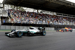 Nico Rosberg, Mercedes AMG F1 W07 Hybrid; Max Verstappen, Red Bull Racing RB12