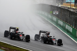 Jenson Button, McLaren MP4-31 yFernando Alonso, McLaren MP4-31