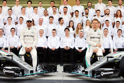 Lewis Hamilton, Mercedes AMG F1 et son équipier Nico Rosberg, Mercedes AMG F1 W07 Hybrid lors d'une photo de l'équipe