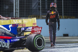 Daniil Kvyat, Scuderia Toro Rosso, walks away from his crashed car