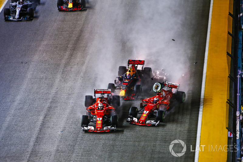 Sebastian Vettel, Ferrari SF70H, Max Verstappen, Red Bull Racing RB13, Kimi Raikkonen, Ferrari SF70H, chocan al inicio de la carrera.