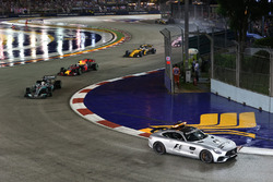Le Safety car devant le peloton