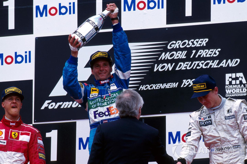 Podyum: Yarış galibi Gerhard Berger, Benetton Renault, 2. Michael Schumacher, Ferrari, 3. Mika Hakkinen, McLaren