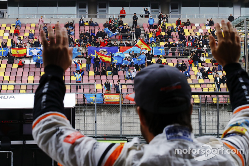 Fernando Alonso, McLaren, salue les fans