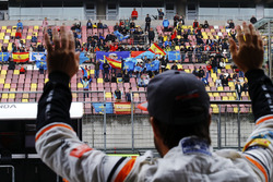Fernando Alonso, McLaren, salue les fans