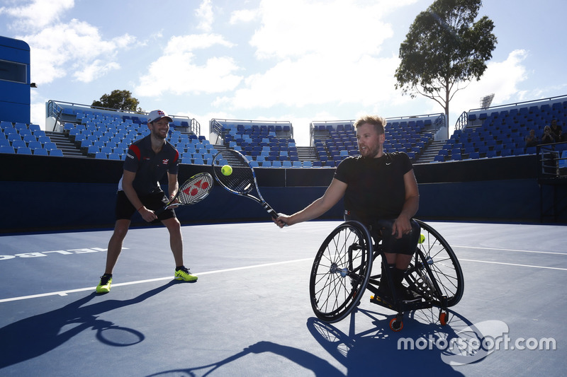 Romain Grosjean, Haas F1 Team, juega ante el Campeón paralímpico australiano, Dylan Alcott