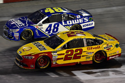 Joey Logano, Team Penske Ford, Jimmie Johnson, Hendrick Motorsports Chevrolet