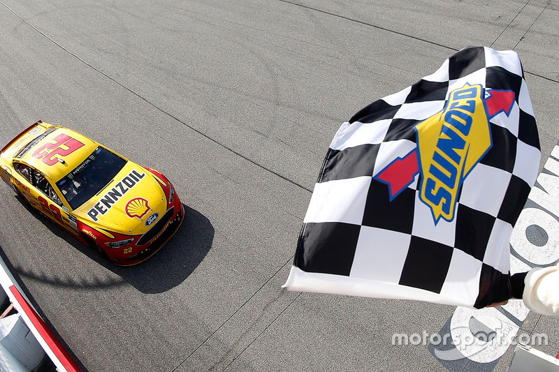 Joey Logano, Team Penske Ford se lleva la bandera a cuadros