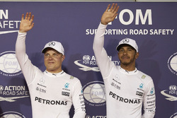 Ganador de la pole Valtteri Bottas, Mercedes AMG, segundo lugar Lewis Hamilton, Mercedes AMG