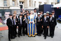 Los niños de la escuela de Catedral del St George en Southwark con el alcalde de Londres