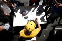 Nico Hulkenberg, Renault Sport F1 Team firma autógrafos para los fans