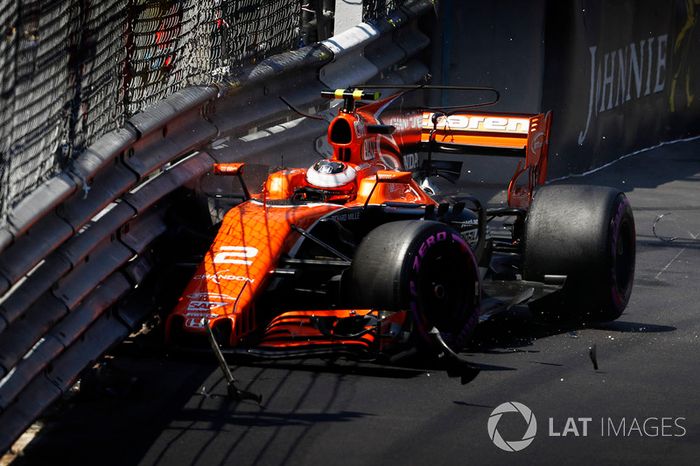  Stoffel Vandoorne, McLaren MCL32, estrellado contra el muro