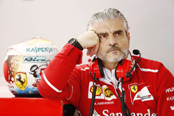 Технічний директор Ferrari Маттіа Бінотто, шолом Себастьяна Феттеля